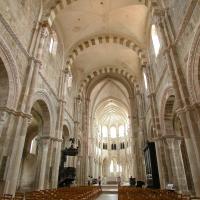 Église Sainte-Marie-Madeleine de Vézelay - Interior, nave looking east