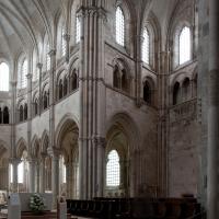 Église Sainte-Marie-Madeleine de Vézelay - Interior, crossing, chevet and south transept from nave, looking southeast