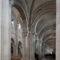Église Sainte-Marie-Madeleine de Vézelay - Interior, north nave aisle looking west