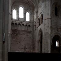 Église Sainte-Marie-Madeleine de Vézelay - Interior, north transept from crossing