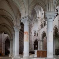 Église Sainte-Marie-Madeleine de Vézelay - Interior, south ambulatory looking into chevet