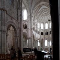 Église Sainte-Marie-Madeleine de Vézelay - Interior, north nave elevation looking east into crossing