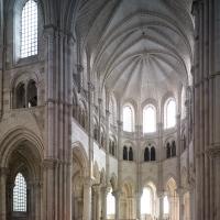 Église Sainte-Marie-Madeleine de Vézelay - Interior, crossing looking northeast into north transept and chevet