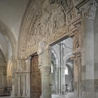 Église Sainte-Marie-Madeleine de Vézelay - Interior, narthex, center portal, looking northeast
