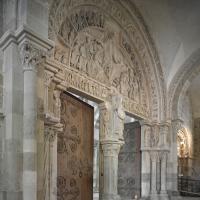 Église Sainte-Marie-Madeleine de Vézelay - Interior, narthex, center portal looking southeast