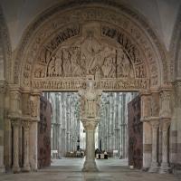 Église Sainte-Marie-Madeleine de Vézelay - Interior, narthex, center portal looking east into nave