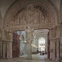Église Sainte-Marie-Madeleine de Vézelay - Interior, narthex, center portal looking northeast into nave