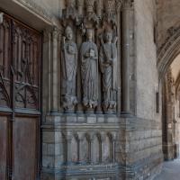 Église Saint-Germain-l’Auxerrois de Paris - Exterior, western frontispiece, center portal, south jamb figures