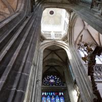 Église Saint-Maclou de Rouen - Interior, crossing towards north transept and lantern tower vaulting