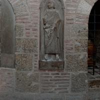 Basilique Saint-Sernin de Toulouse - Interior, chevet, ambulatory, east hemicycle wall, relief sculpture