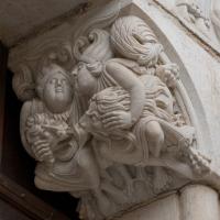 Basilique Saint-Sernin de Toulouse - Exterior, south nave portal, east door post, corbel