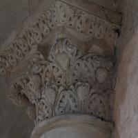 Basilique Saint-Sernin de Toulouse - Interior, chevet, south ambulatory, outer wall, vaulting shaft capital