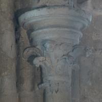 Église Saint-Sauveur - Interior, chevet, ambulatory, outer wall, vaulting shaft capital