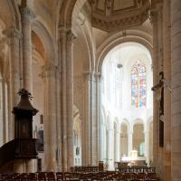 Église Saint-Jean-de-Montierneuf de Poitiers - Interior, north nave elevation looking into corssing and chevet