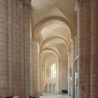Église Saint-Jean-de-Montierneuf de Poitiers - Interior, south ambulatory aisle looking east