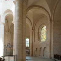 Église Saint-Jean-de-Montierneuf de Poitiers - Interior, south ambulatory aisle looking northeast