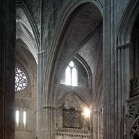 Cathédrale Saint-André de Bordeaux - Interior, north transept looking southwest through crossing 