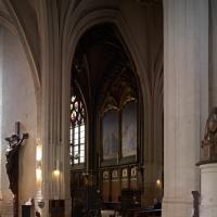 Église Saint-Gervais-Saint-Protais de Paris - Interior, chevet, northeast ambulatory aisle looking southeast, axial chapel
