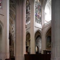Église Saint-Gervais-Saint-Protais de Paris - Interior, chevet, south ambulatory aisle looking northwest through crossing