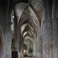 Église Sainte-Croix de Bordeaux - Interior, north nave aisle looking east