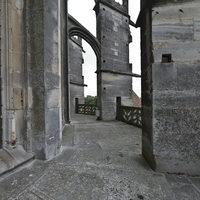 Cathédrale Notre-Dame de Senlis - Exterior: south chevet flying buttresses, clerestory level