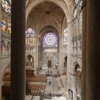 Basilique de Saint-Denis - Interior: south transept triforium facing north transept rose window