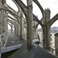 Cathédrale Saint-Gatien de Tours - Exterior: south chevet and south transept, clerestory level, flying buttresses