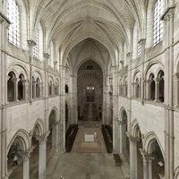 Église Sainte-Marie-Madeleine de Vézelay - Interior: choir tribunes, axial view