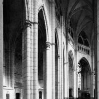 Cathédrale Saint-Pierre de Beauvais - Interior, north choir aisles, inner aisle, general view to the east