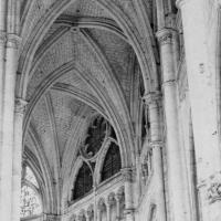 Cathédrale Saint-Pierre de Beauvais - Interior, south choir aisles, inner aisle, general view, looking east