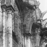 Église Notre-Dame de Longpont - Ruins of interior, southern side of the nave, capitals