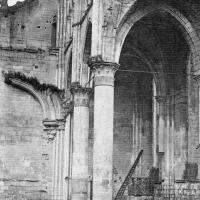 Église Notre-Dame de Longpont - Ruins of interior aisle