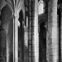 Abbaye Saint-Pierre d'Airvault - Interior, piers in the choir