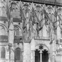 Cathédrale Saint-Étienne de Bourges - Exterior, south nave, porch and flying buttresses