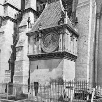 Cathédrale Notre-Dame de Chartres - Exterior: Cathedral Clock