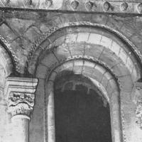 Église Notre-Dame d'Avesnières - Interior, arch on the south wall of the choir