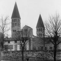 Église Saint-Philibert de Tournus - Exterior, towers from the street