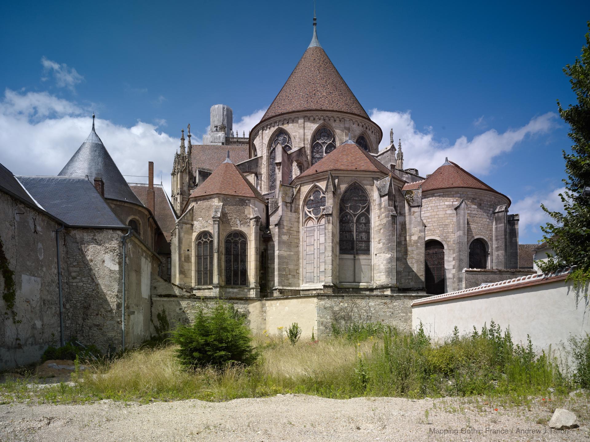 Cathédrale Saint-Étienne de Sens - Exterior, chevet, hemicycle and radiating chapels from east