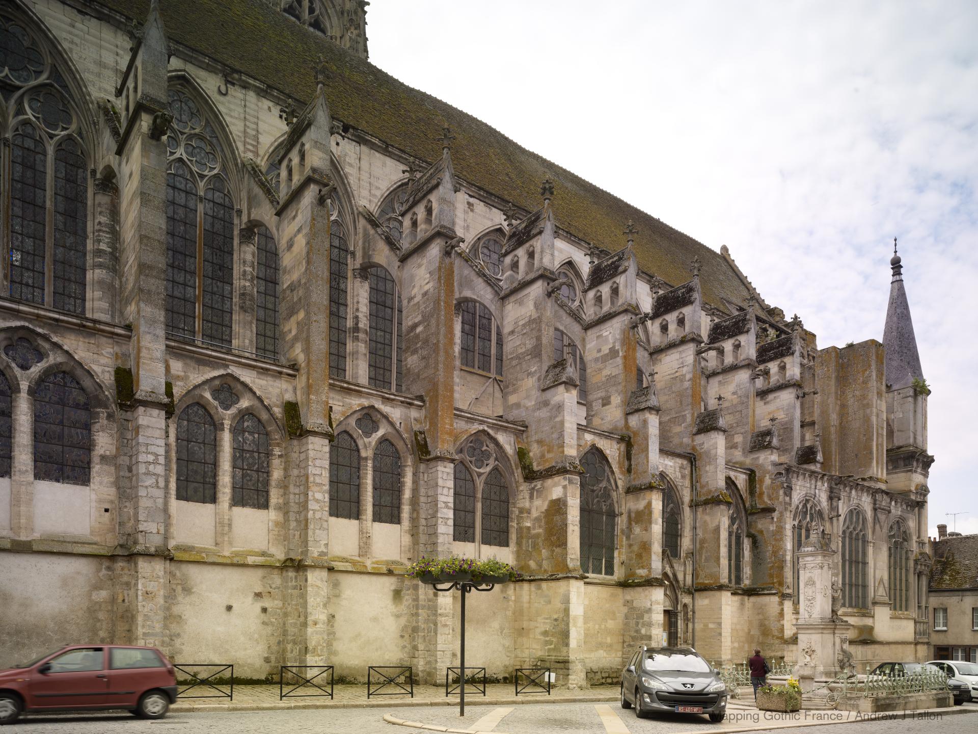 Église Notre-Dame de Villeneuve-sur-Yonne - Exterior, north nave elevation looking southwest