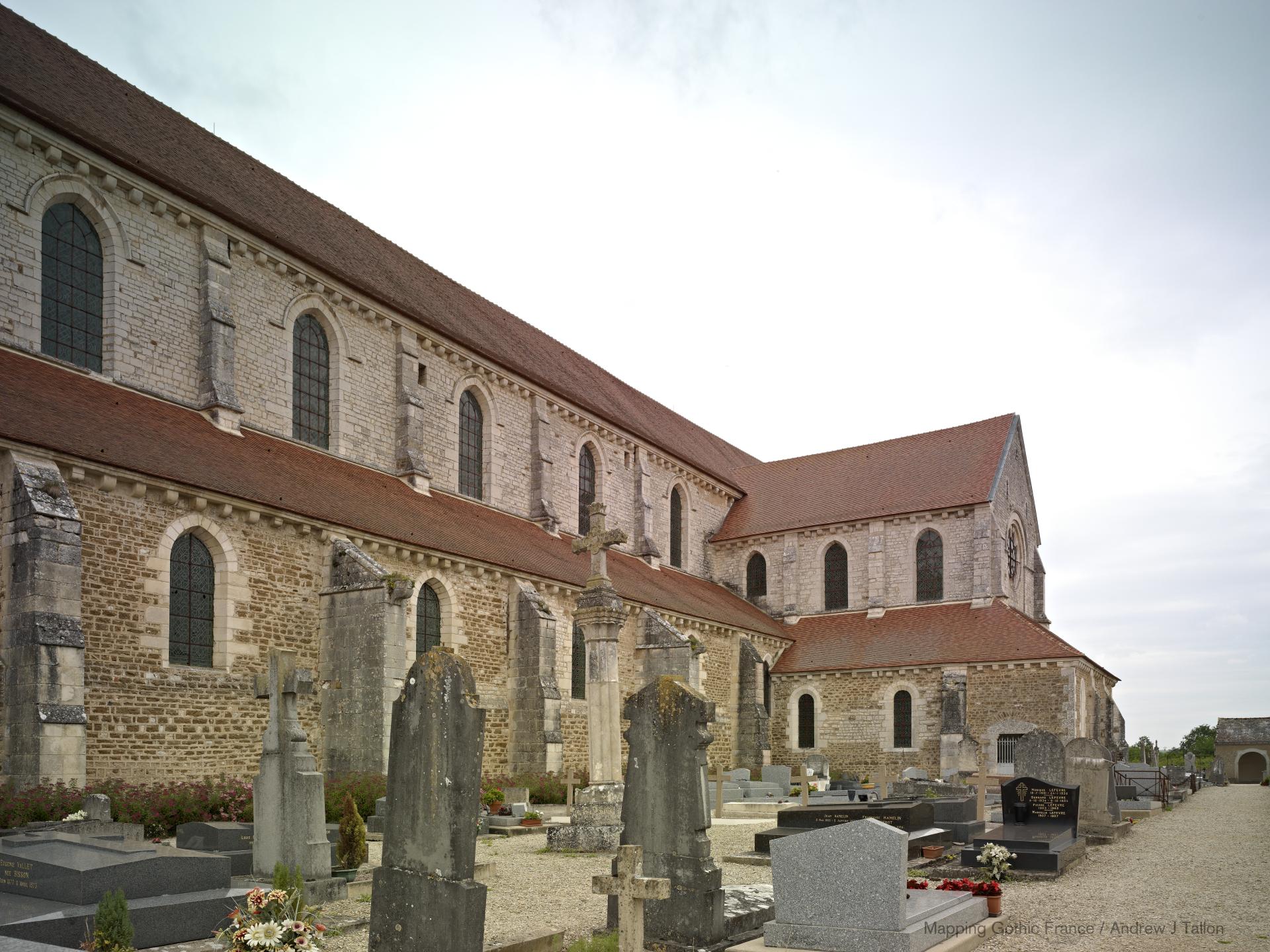 Église Notre-Dame de Pontigny - Exterior, south nave elevation looking northeast toward south transept