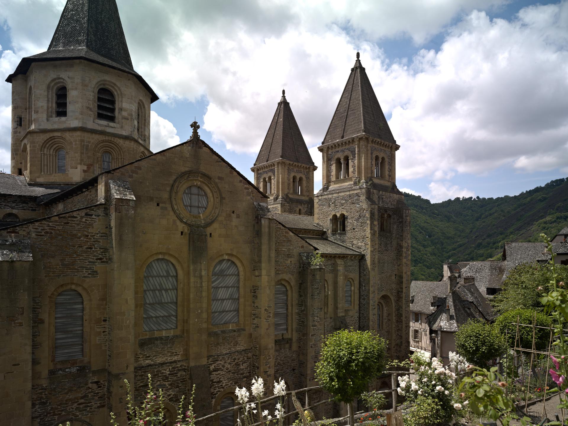 Église Sainte-Foy de Conques - Exterior, north transept north elevation looking southwest, north nave elevation