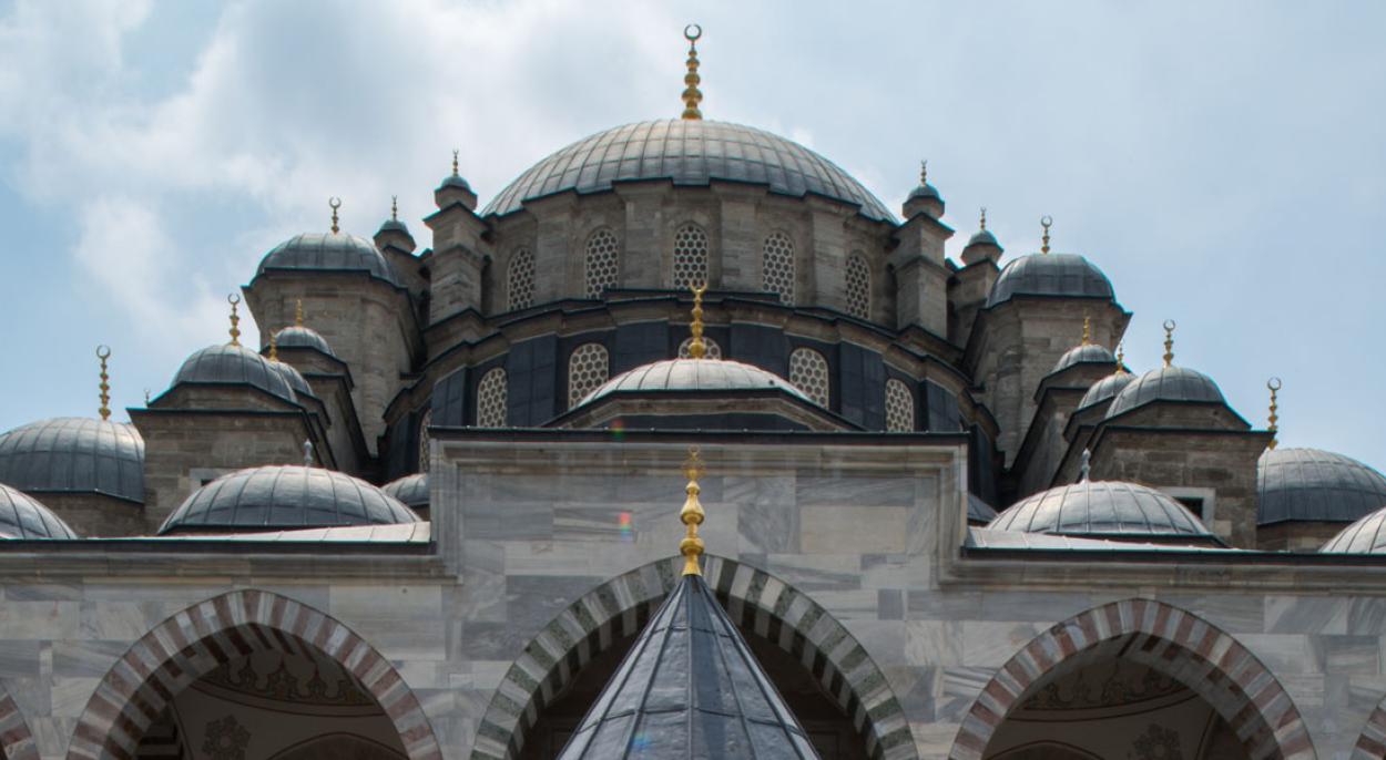 Fatih Camii - Exterior: Courtyard, Ablution Fountain, Northwestern Mosque Elevation